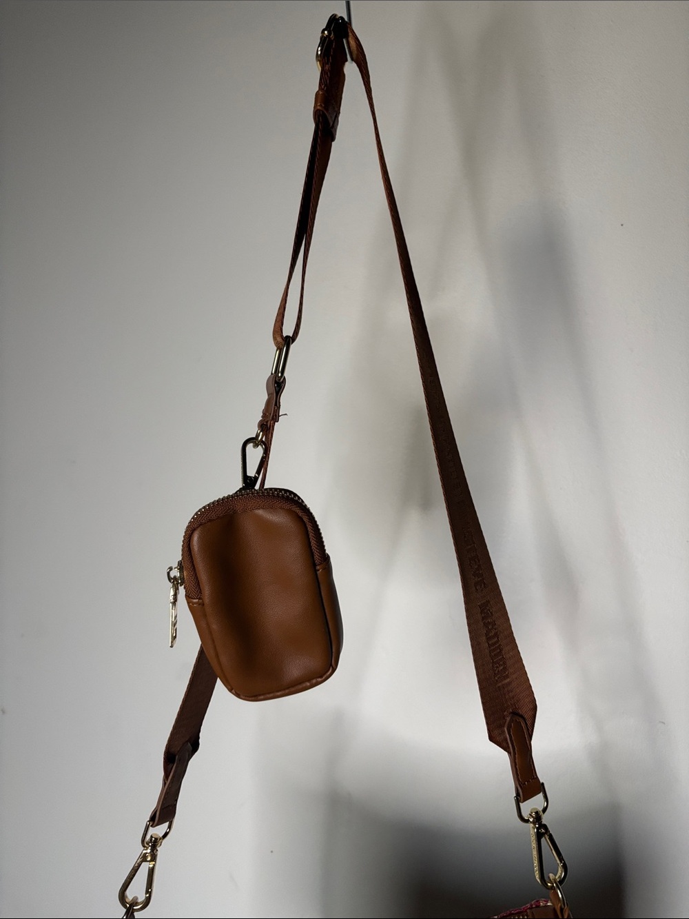 Steve Madden(Bvettal) Straw Crossbody Leather AirPod Case  - Picture 3 of 8